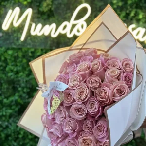 Ramo de 50 rosas rosadas