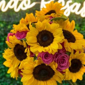 Ramo de rosas y girasoles